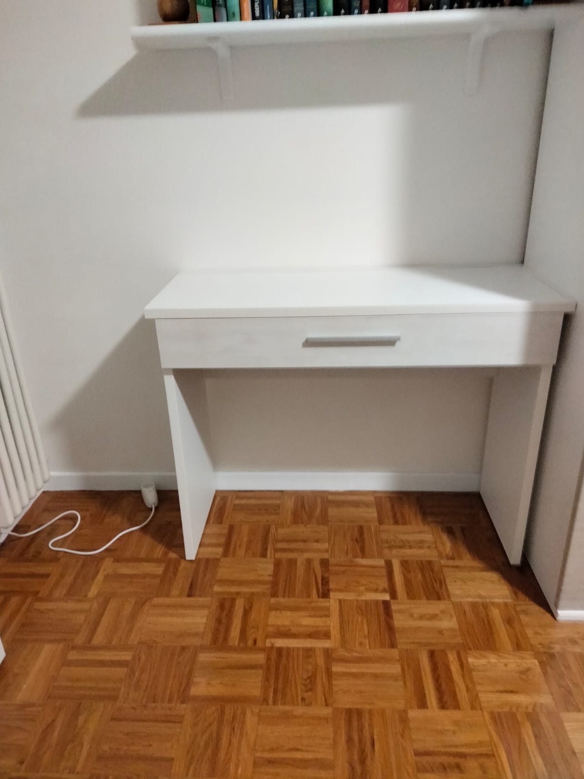 Scrivania su misura con cassetto.bianco assoluto frontalino Pino oceano.
